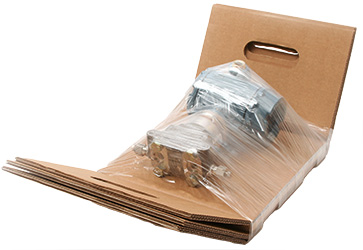 Ein verpacktes Produkt, sicher fixiert auf einem Wellpapp-Tray mit elastischer Folie, bereit für den Versand.