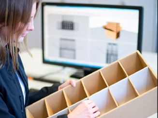 Antalis-Designerin bei der Erstellung eines individuellen Verpackungsdesigns