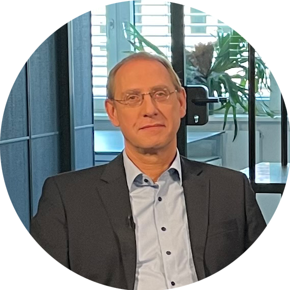 Porträt von Dr.-Ing. Markus Rochowicz, Gruppenleiter Reinheitstechnik am Fraunhofer IPA, Spezialist für technische Sauberkeit in Produktionsprozessen