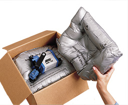 Nahaufnahme des Instapak 2K Schaums, der sich perfekt an die Form des verpackten Produkts anpasst.