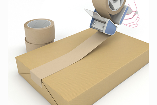 Verpackung mit umweltfreundlichem Papierklebeband und Handabroller zur nachhaltigen Versandvorbereitung.