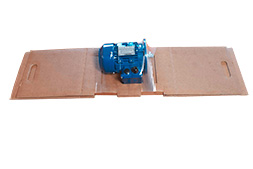 Ein Produkt, das auf einem Wellpapp-Tray liegt und mit vorgedehnter Polyethylenfolie fixiert ist, dargestellt im Tray Pack-Verpackungssystem.