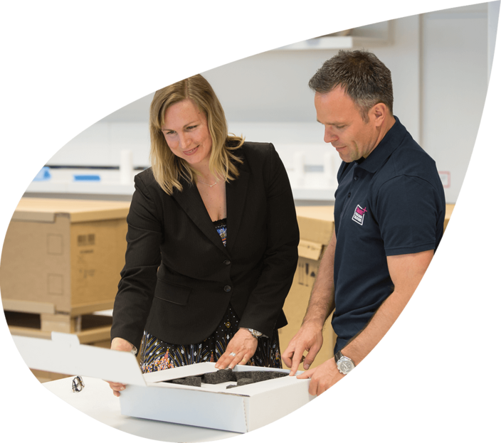 Zwei Personen begutachten eine nachhaltige Verpackungslösung bei Antalis Verpackungen.