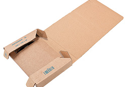 Die Seitenklappen werden aufgestellt und die Verpackung noch einmal umgeklappt, so dass die finale Verpackung entsteht.