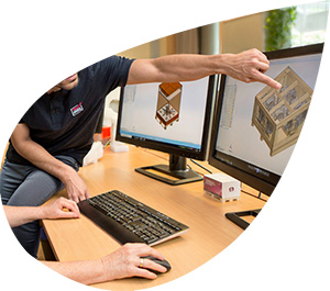 Zwei Personen arbeiten an der digitalen Entwicklung einer nachhaltigen Verpackungslösung auf dem Bildschirm.