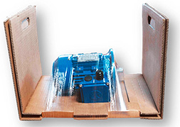 Ein verpacktes Produkt, sicher fixiert auf einem Wellpapp-Tray mit elastischer Folie, bereit für den Versand.