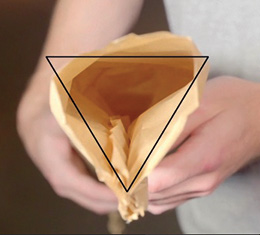 Beispiel für die dreieckigen Papierstränge, die vom FillPak Trident™-System zur Hohlraumfüllung produziert werden.